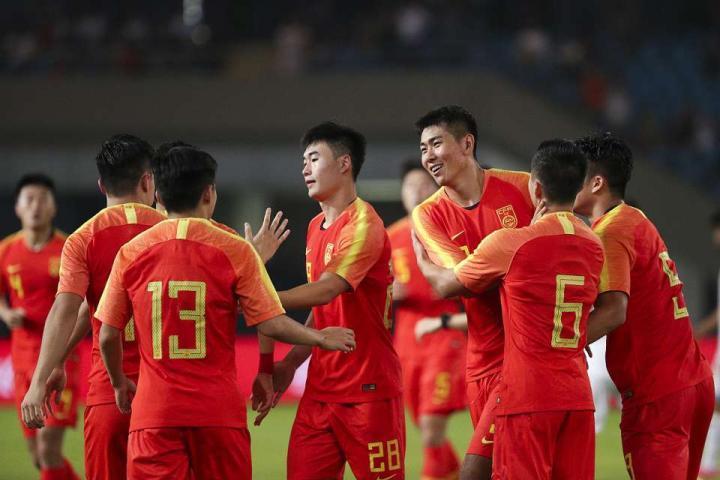 足球报：糟心！海港防线也是国足主力防线此前，《足
