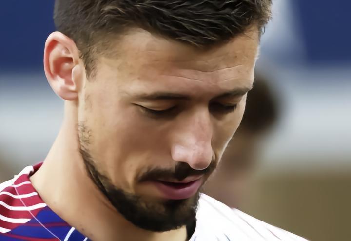 每体&马卡：朗格莱和德科抵达甘伯体育城，球员即将加盟维拉