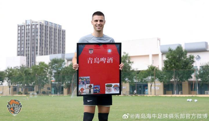 传承，海牛外援沙里奇收到球迷送的其父在海牛效力时期的球衣