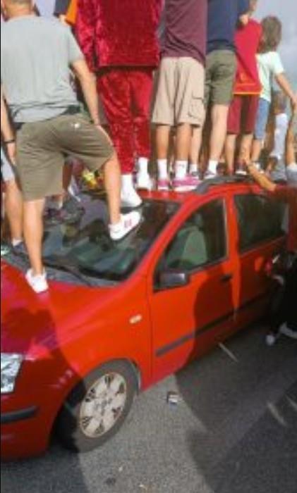 车主哭了！罗马球迷站在机场附近的车顶看卢卡库，致车辆受损