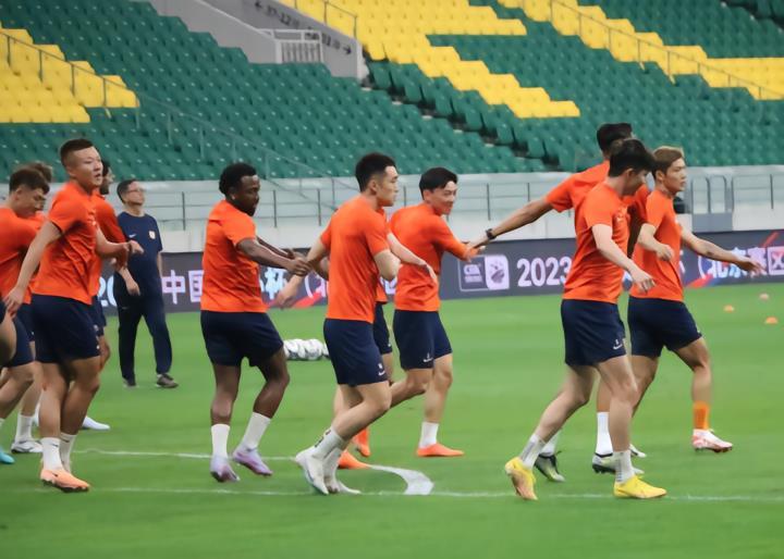 直击泰山队22人踩场训练，两大主力缺席合练，阵容有变