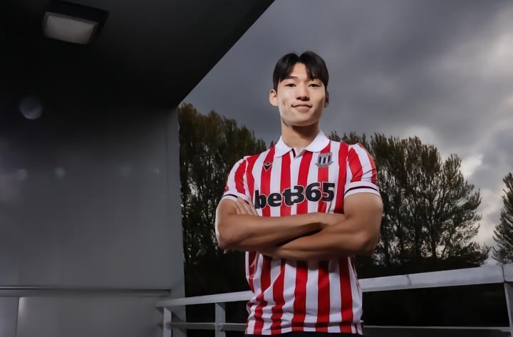 斯托克城官方：球队签下韩国U20国脚裴峻浩，签约4年