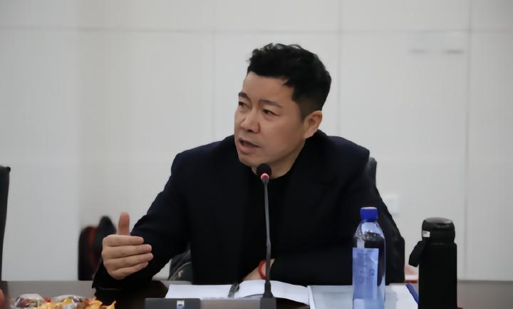 记者：周军曾说更衣室不能有漏洞，崔康熙平静点赞