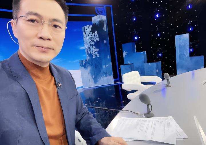 还点评男篮？黄健翔：我建议所有足球媒体人都撒泡尿照照自己