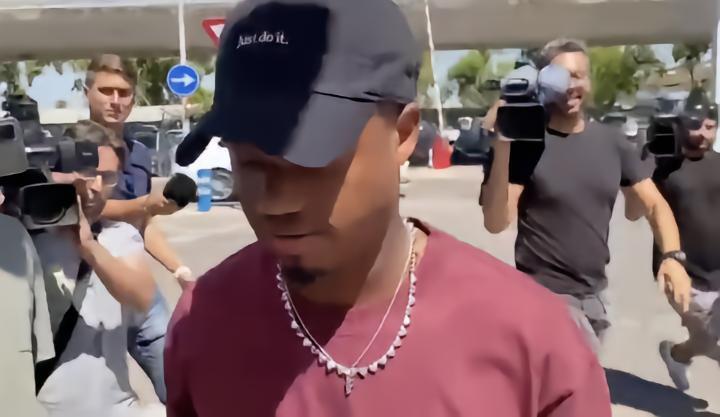 Here we go，法蒂已经抵达机场准备飞往布莱顿