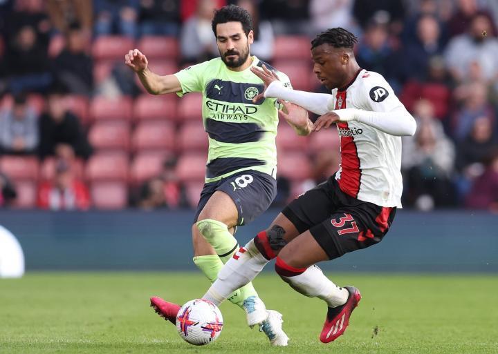 记者：无缘查洛巴后，拜仁迅速加入圣徒后卫贝拉-科沙的争夺