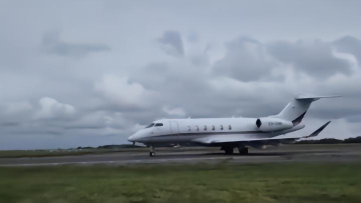 记者：法蒂的私人飞机已落地伦敦，由一家人陪同