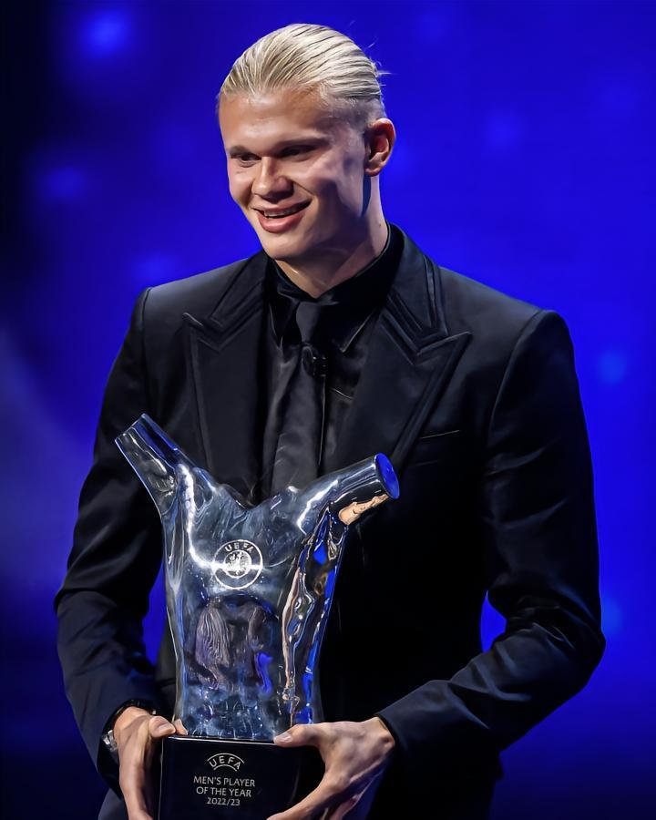 哈兰德：感谢大家投票给我，没有队友教练我不可能赢得这荣誉