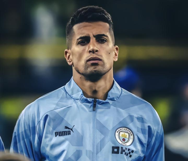 记者：拜仁想要截胡坎塞洛，但是坎塞洛想去巴萨