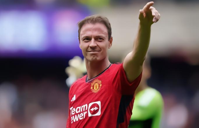 TA：曼联现在的后卫人选有限，将和35岁埃文斯签下一年合同