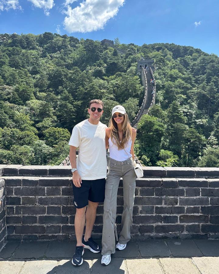 安德里戈登长城做好汉，女友大秀身材修长美腿吸睛