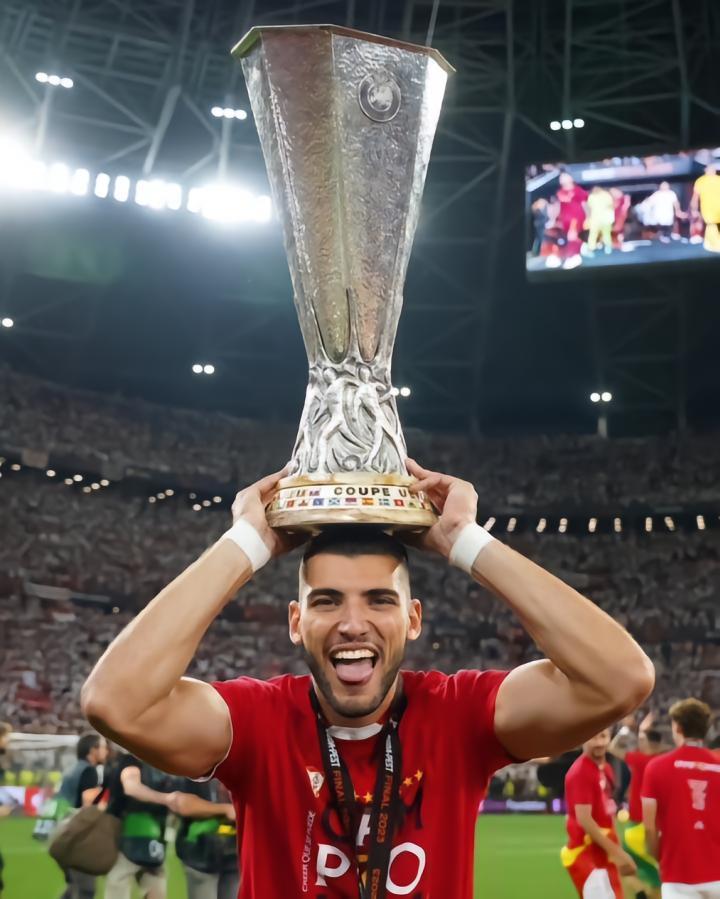 记者：米兰刚刚向塞维利亚提出报价，希望租借拉法-米尔