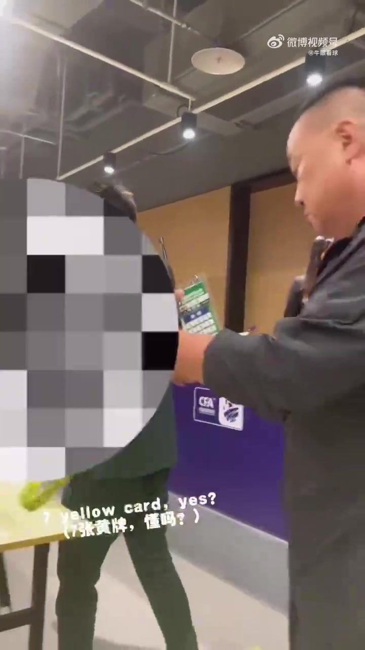 什么素质记者质问崔康熙七黄一红，你泰山比赛咋样？后者直接离场