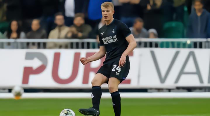 官方 : 查尔顿后卫扎克-米切尔租借到科尔切斯特联