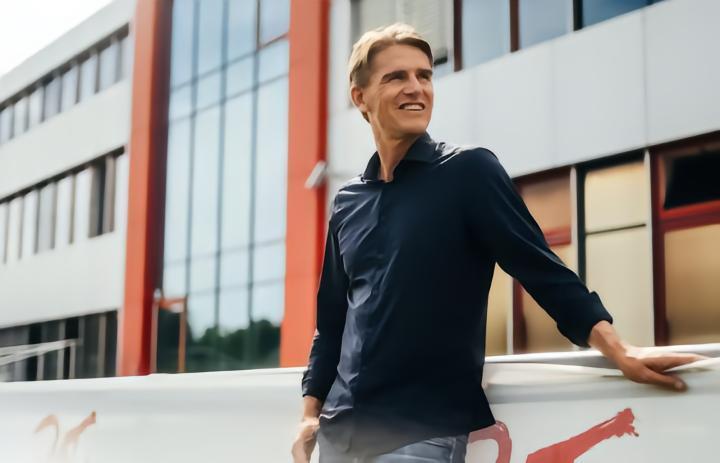 拜仁新主管：拜仁是世界最大的俱乐部之一，一直在健康成长