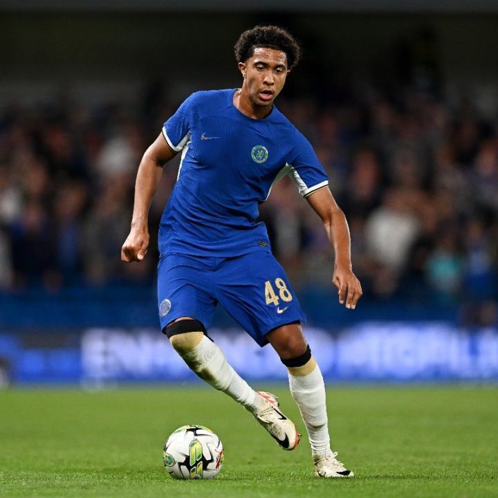 官方：20岁后卫汉弗莱斯与切尔西续约4年，并租借至斯旺西