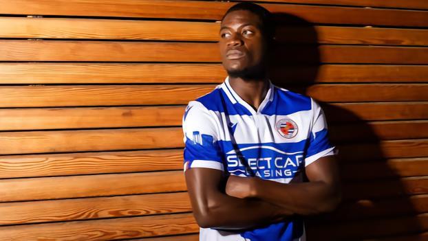 官方 : 雷丁免签斯图加特后卫莫拉，为期一年