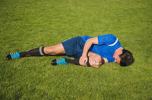 足球运动员容易受什么伤 足球比赛中球员受伤了怎么办