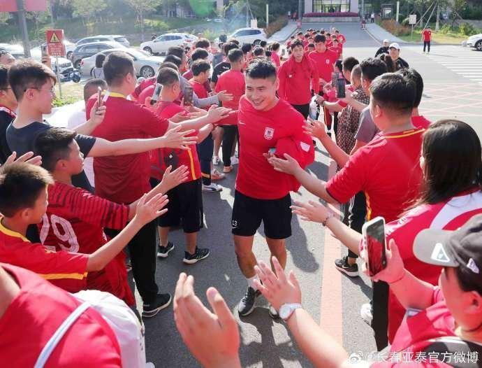 第12人探营亚泰净月基地 签名、合影、看训练一个不少