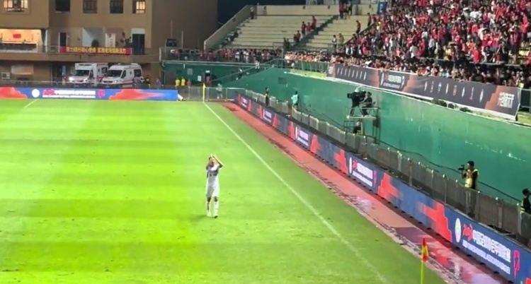 有情有义！冯潇霆赛后向广州球迷鞠躬致谢