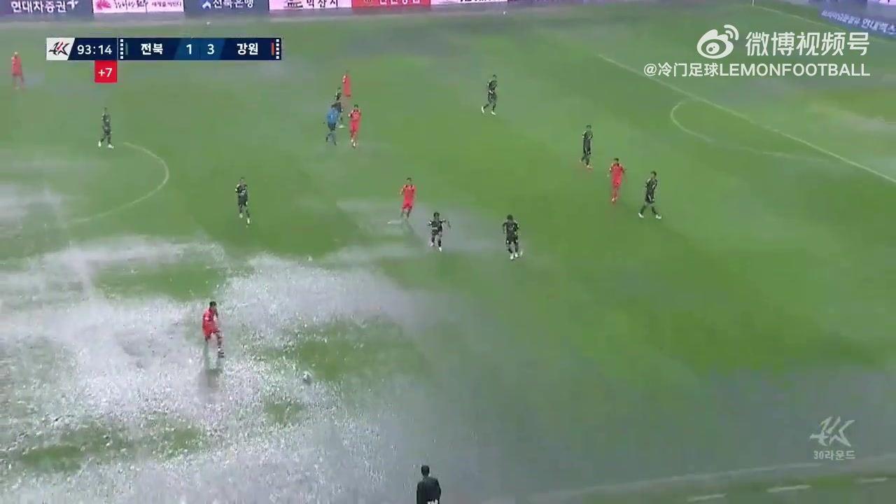 疯狂的足球丨韩国联赛疯狂水战滑铲好刺激……