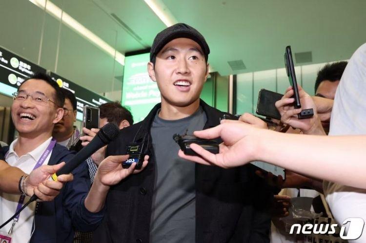 李刚仁抵达杭州：一定会和球队取得好结果 伤势是个秘密
