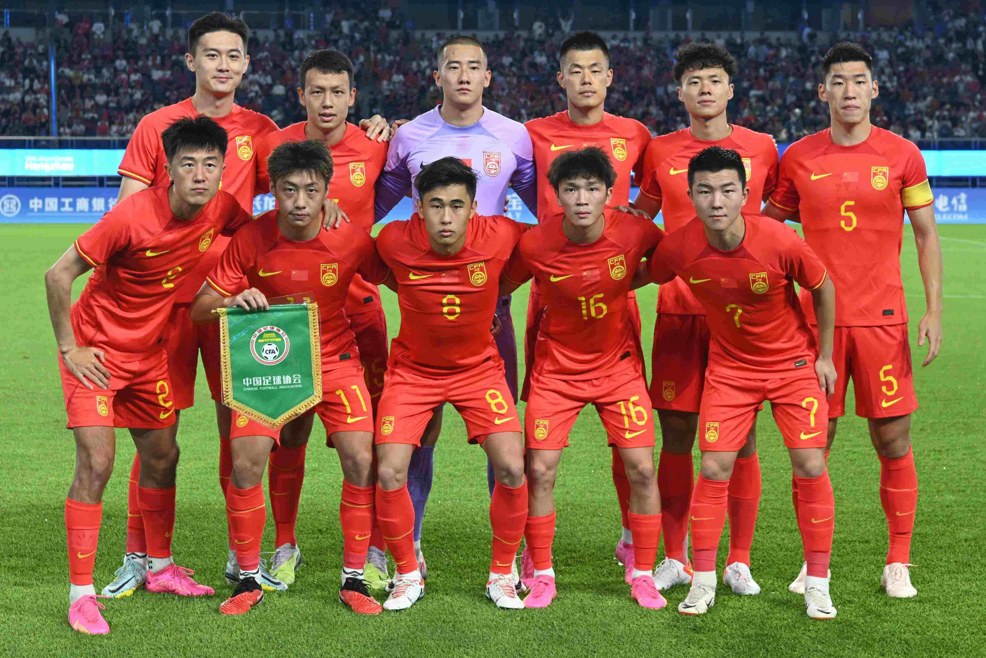 国足亚运队首发阵容较1/8决赛调整三人：朱辰杰复出，两人停赛