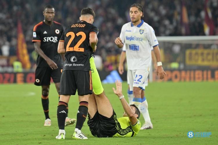 活久见罗马中场奥亚尔撞倒裁判致其抽筋，贴心为对方压腿