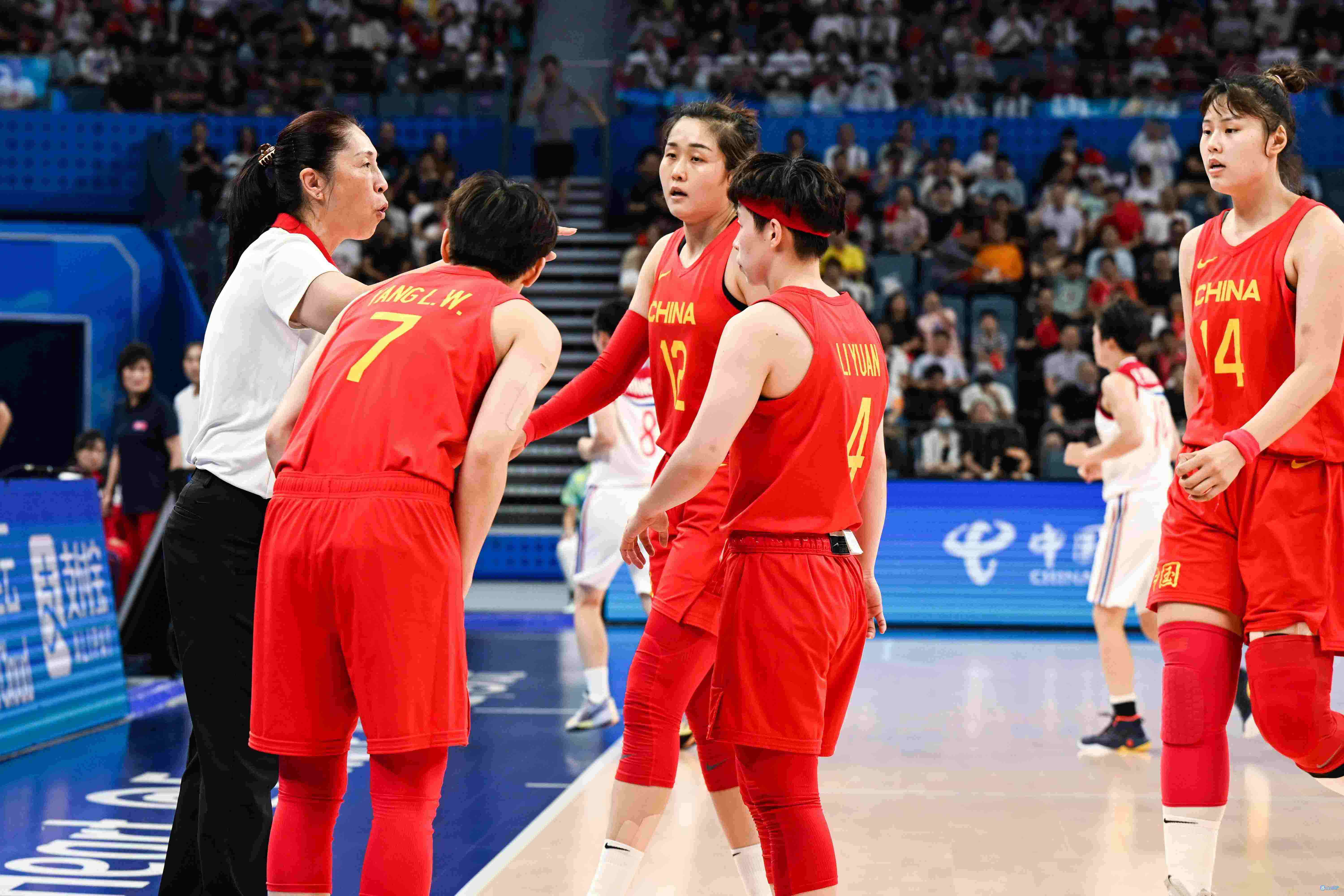 足球圈热议女篮夺金：太紧张了！三大球门面！最后的顶流！