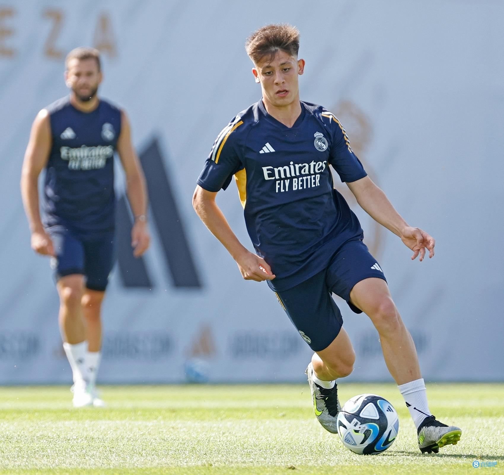 每体：居勒尔恢复室外草坪训练，接近参加一线队合练