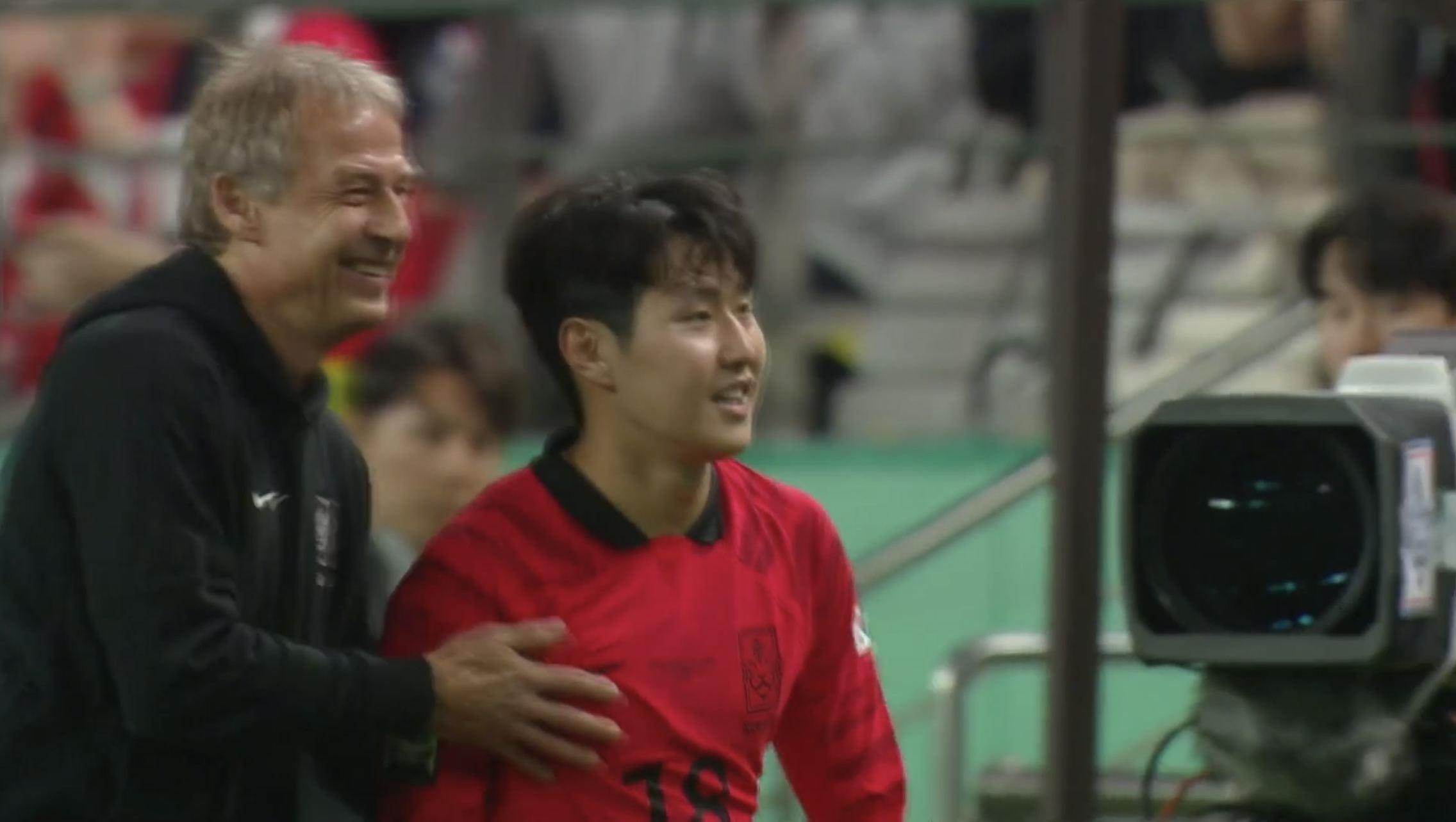 笑嘻了免兵役后的李刚仁状态大好，克林斯曼连忙送上拥抱