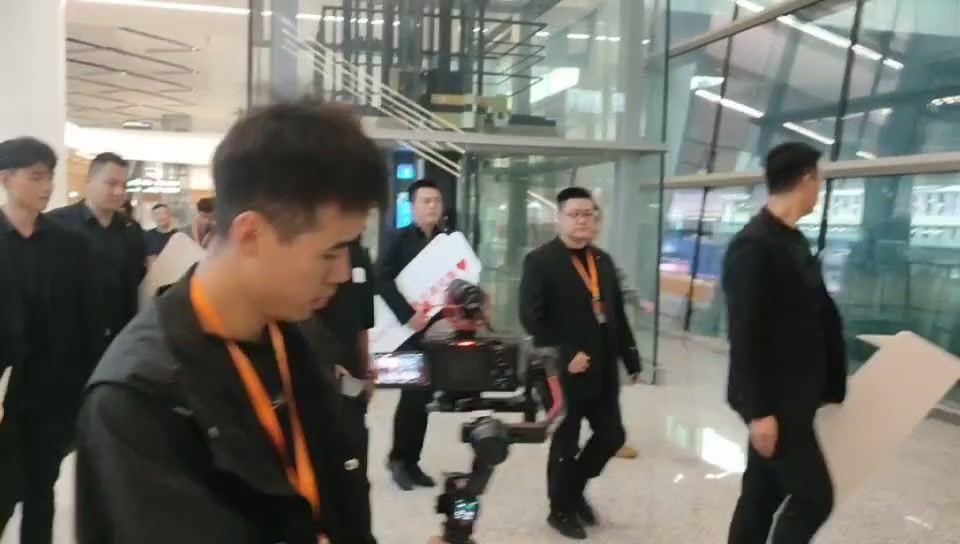 巨星降临！小罗在成都落地将展开中国行，网传合影12666元/人