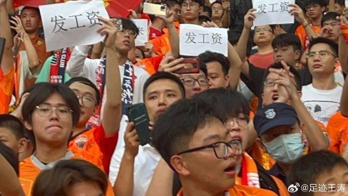 今日一别不知能否再见……赛后很多深圳球迷泪如雨下