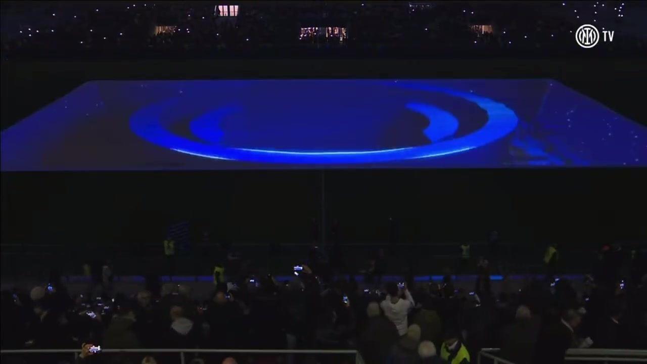 国米赛前灯光秀庆祝和卡塔尔航空合作：灯光点亮球场&空姐到场