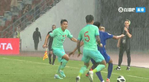 ?雨战！泰国主场下起了暴雨，中泰战在倾盆大雨中进行?