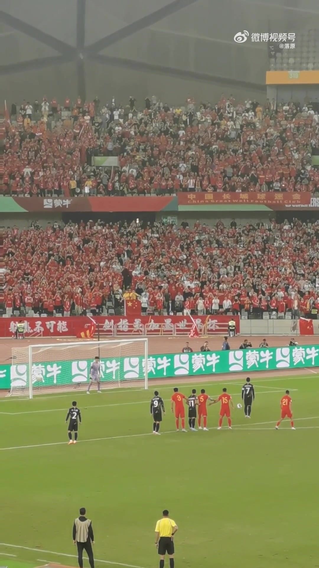 孙兴慜破门后来到国足球迷看台前庆祝，武磊主动找他进行交涉