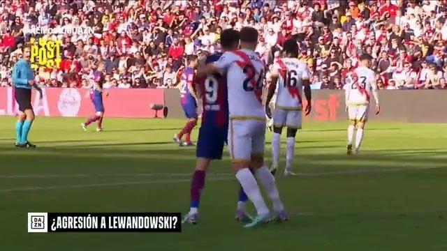 裁判看到了莱万摔倒在禁区，哨子都放到了嘴边，但最终