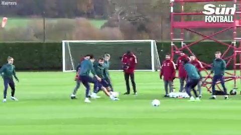 小伙子还得练塔帅训练中穿裆厄德高，随后做出Siu~庆祝动作