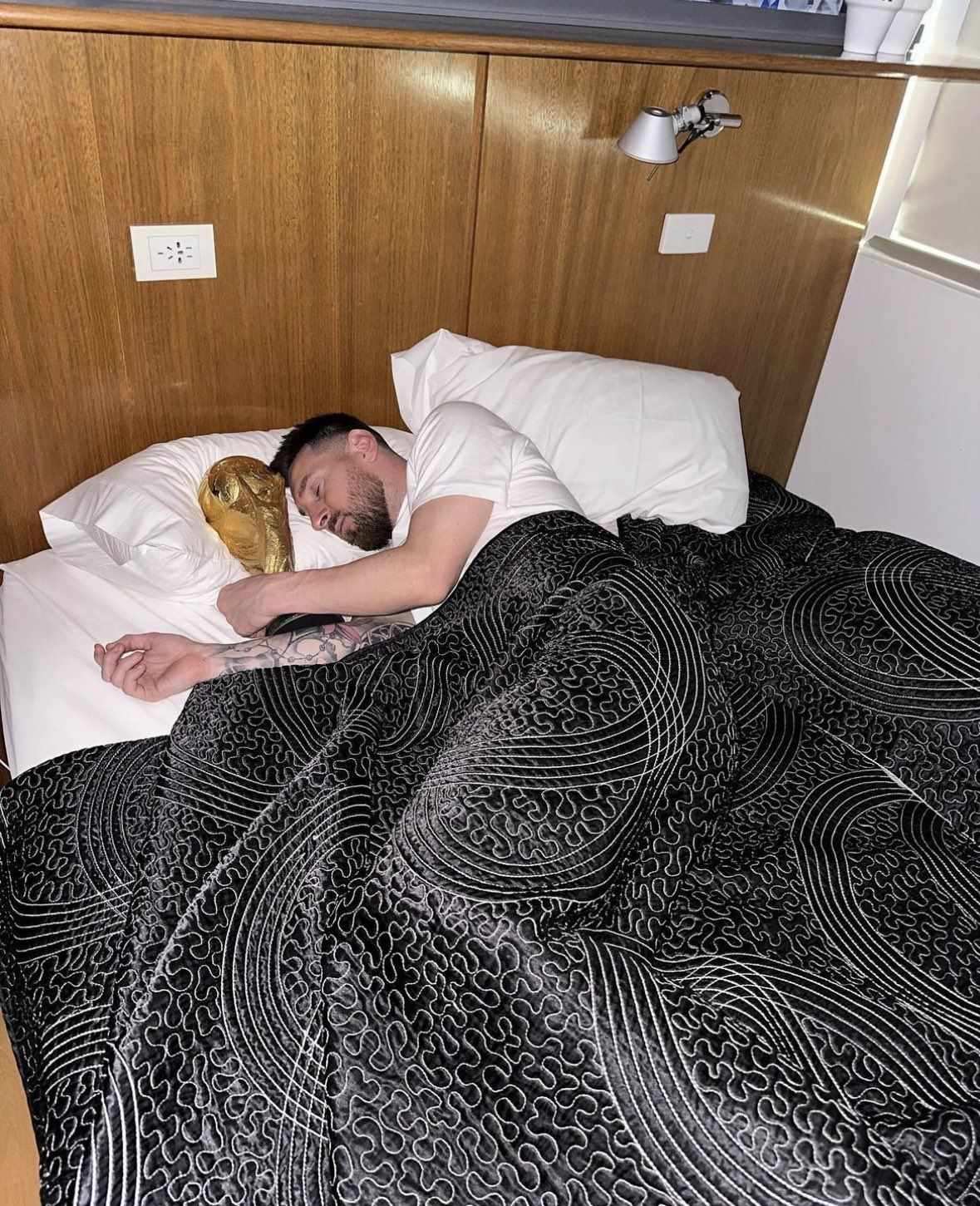 大家不都这样吗？梅西：没有抱着大力神杯睡觉 我们只是摆拍