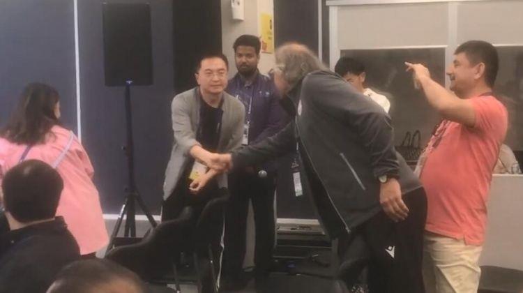 社会社会！塔吉克主帅赛前发布会进场时，先和所有记者握手问好