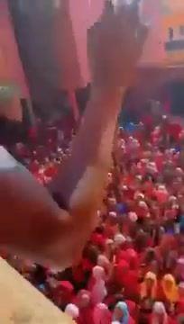 全国都知道了马内18岁新婚妻子引起母校数百名孩子注意