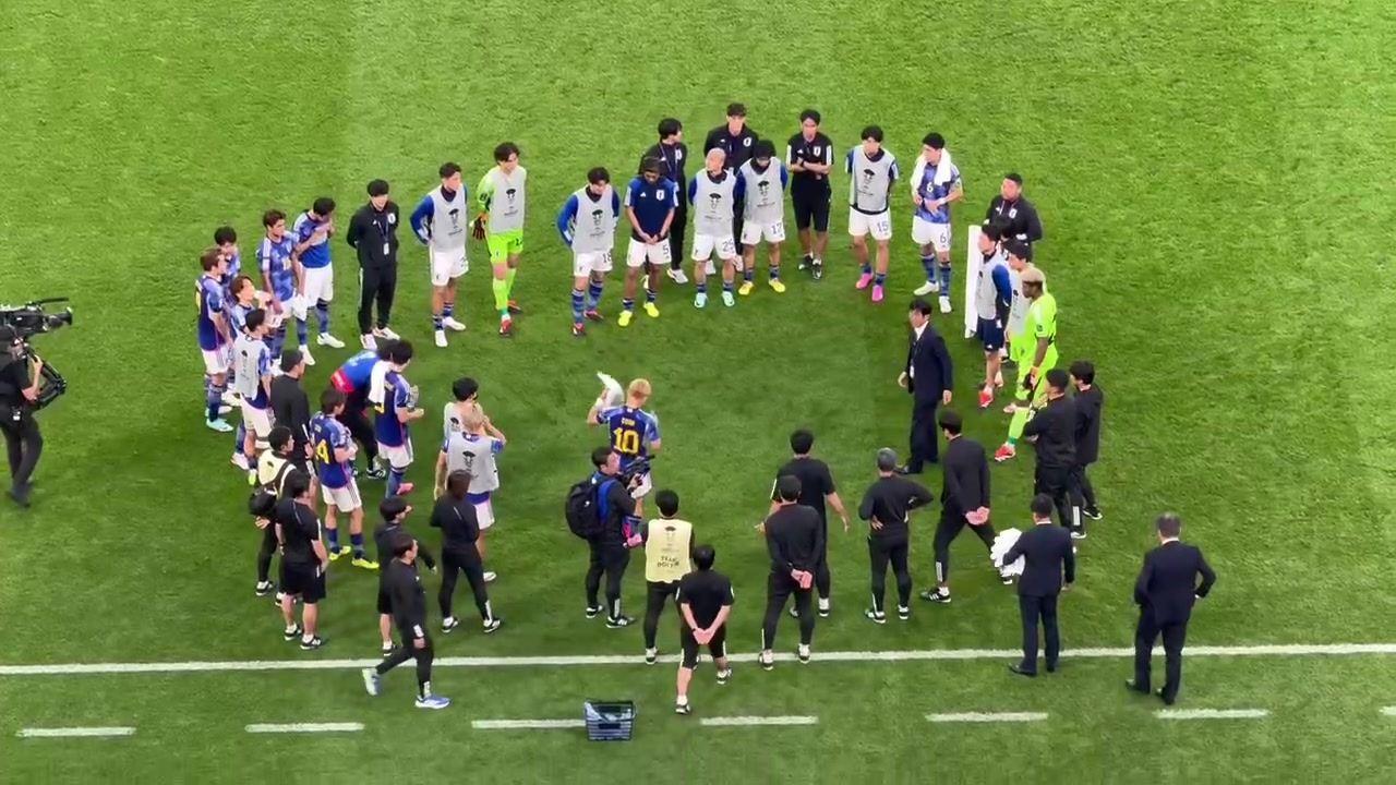 【在现场】日本队所有人赛后聚在一起，森保一总结复盘比赛