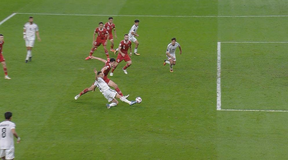 明显越位在先VAR判伊拉克进球？进攻结束意味着VAR追溯时效结束