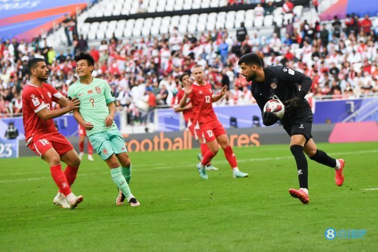 沪媒：武磊连续两场被换下获球队最低分，能称得上“球王”吗？