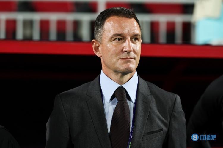 记者：国足战卡塔尔首发可考虑442阵型，武磊、张玉宁冲锋