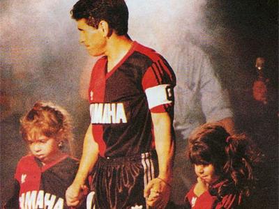 马拉多纳第一次代表纽维尔老男孩比赛 