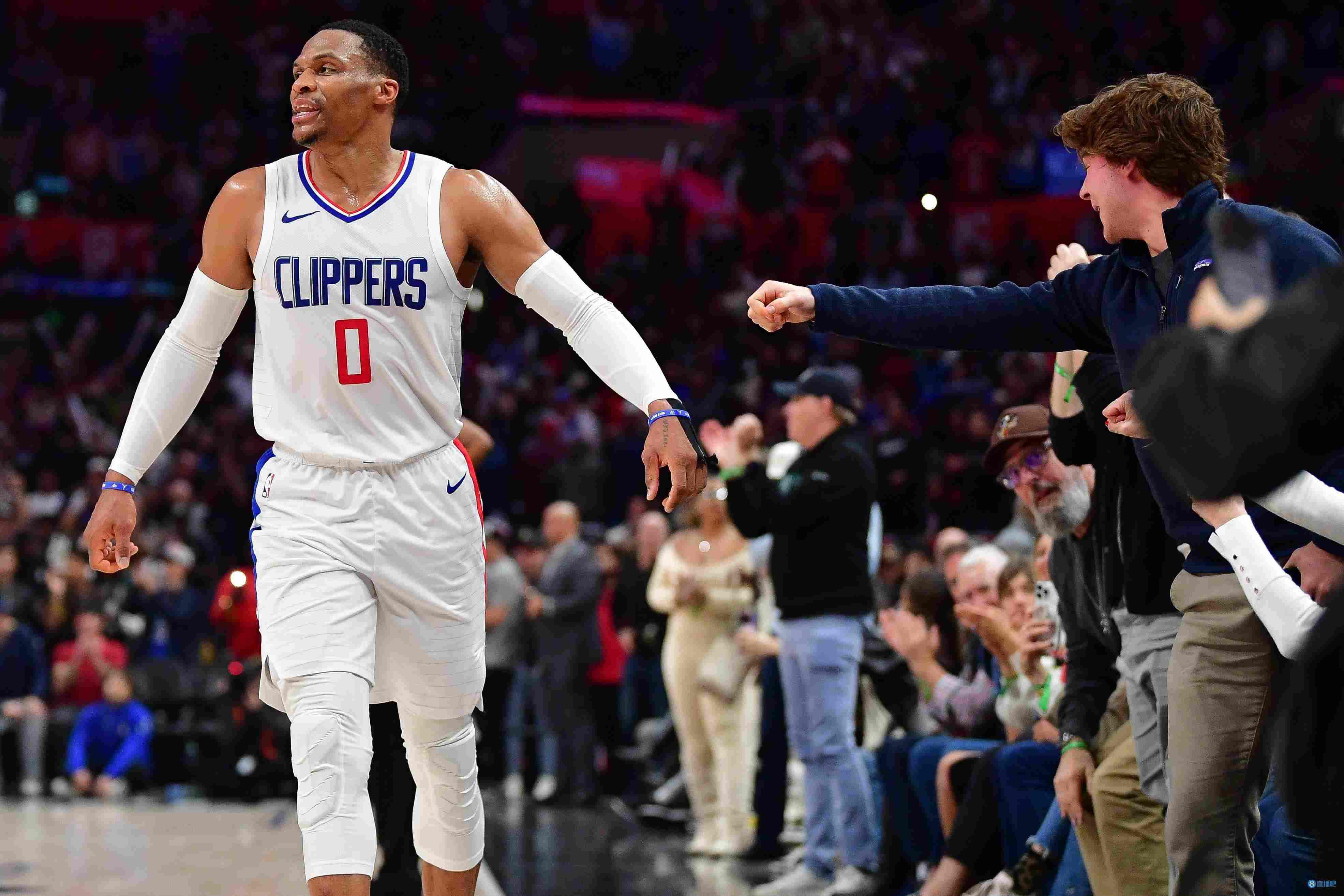 继续加油！快船替补半场贡献23分：威少5分 科菲8分 鲍威尔10分