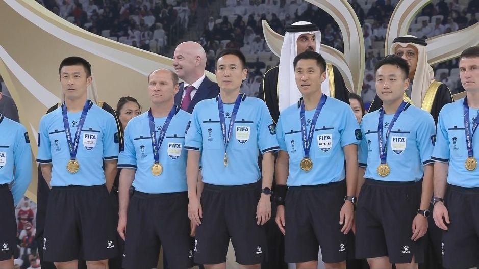 中国人登上亚洲杯领奖台！马宁领衔中国裁判组，领取纪念奖牌