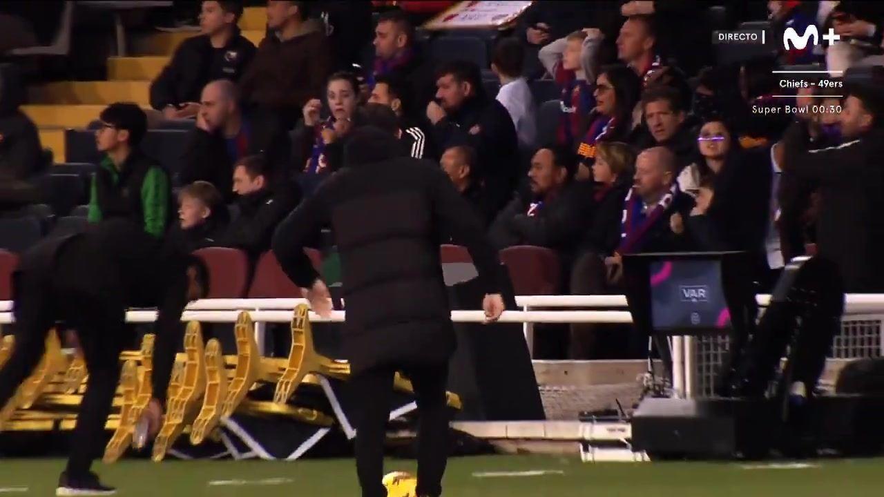 暴怒遭格拉纳达扳平 哈维两度爆粗“我X” 将球踢飞 怒锤座椅