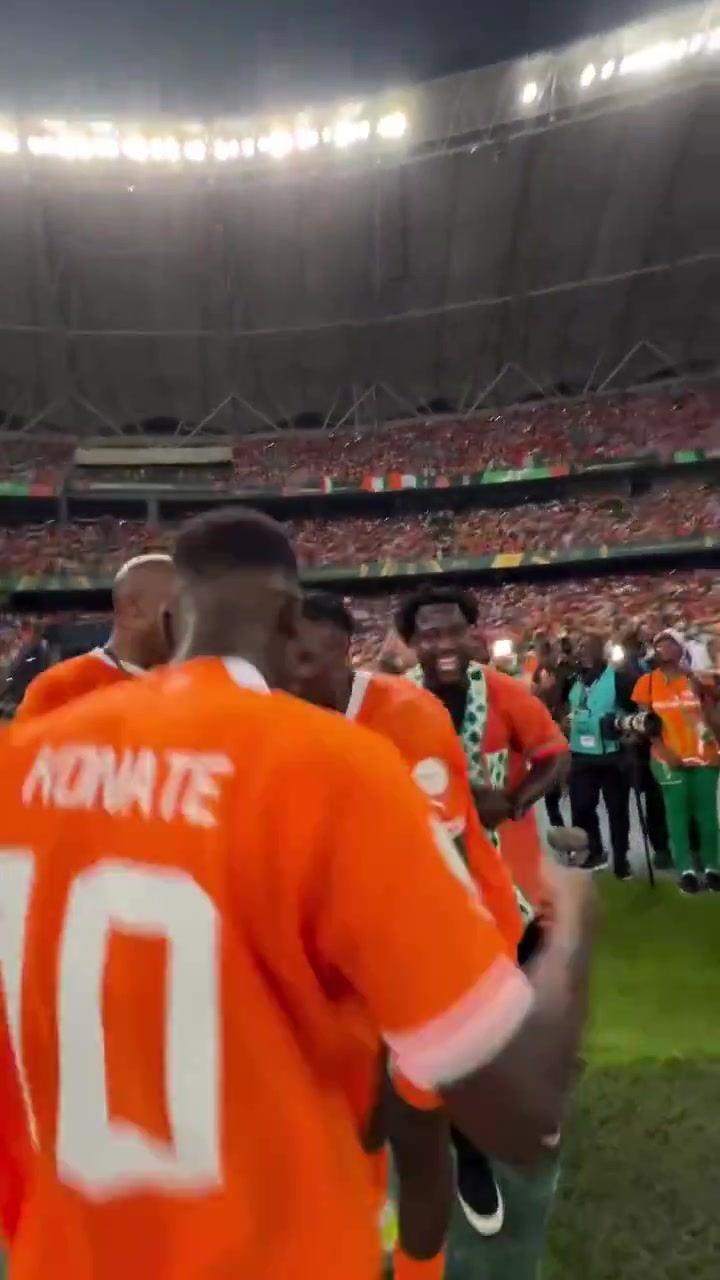 This is for you！科特迪瓦夺冠，多名球员冲到场边与德罗巴庆祝